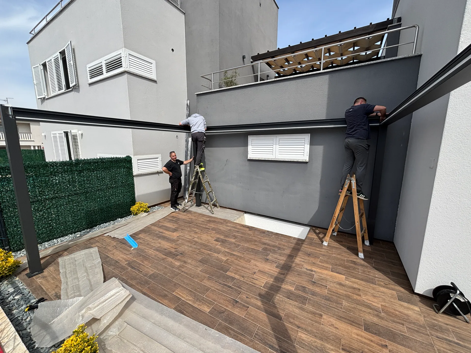 PergoMaxx pergola s otvorenim lamelama za prirodnu ventilaciju