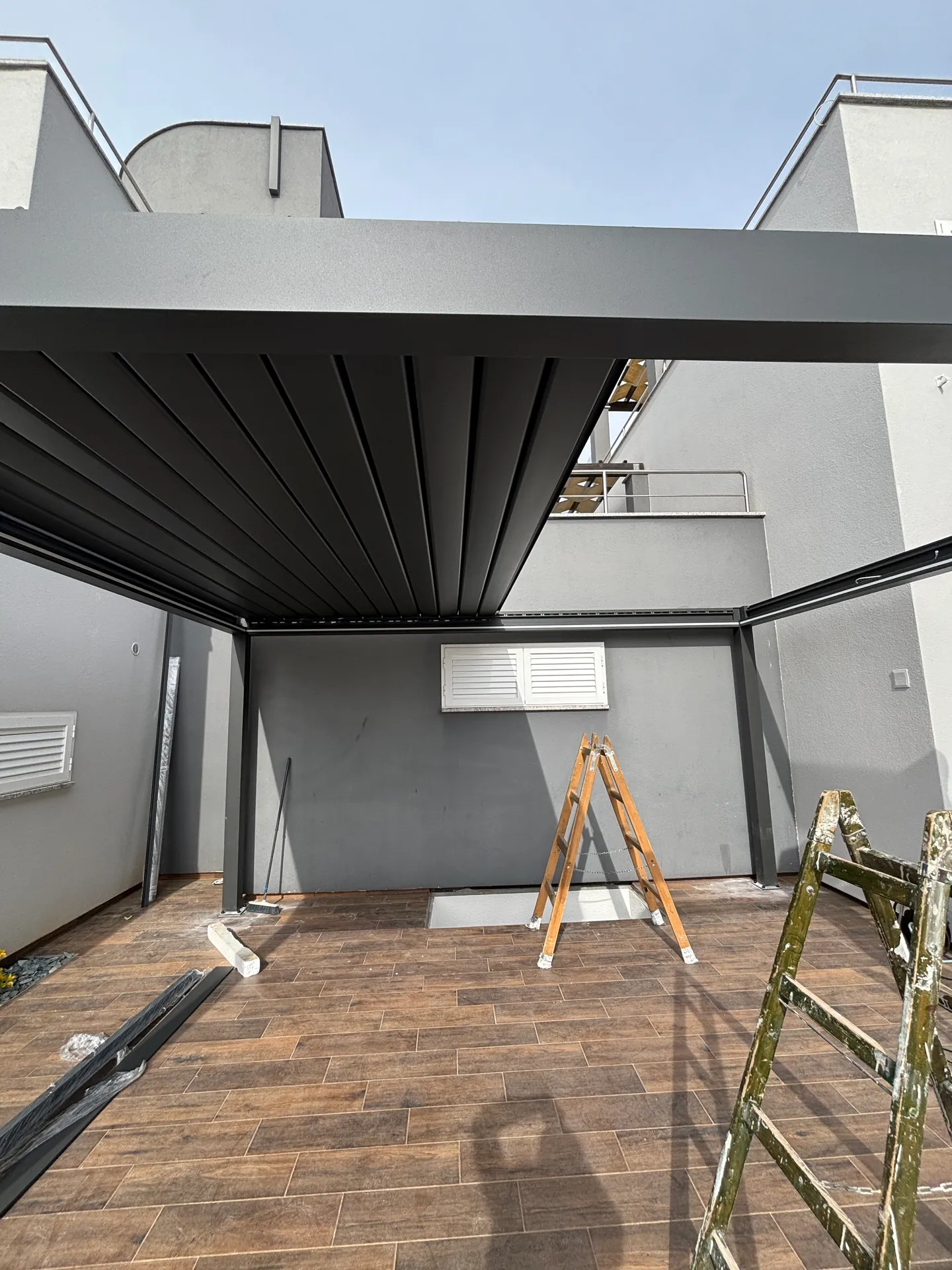 PergoMaxx Motion pergola — perspektiva sa ulaza