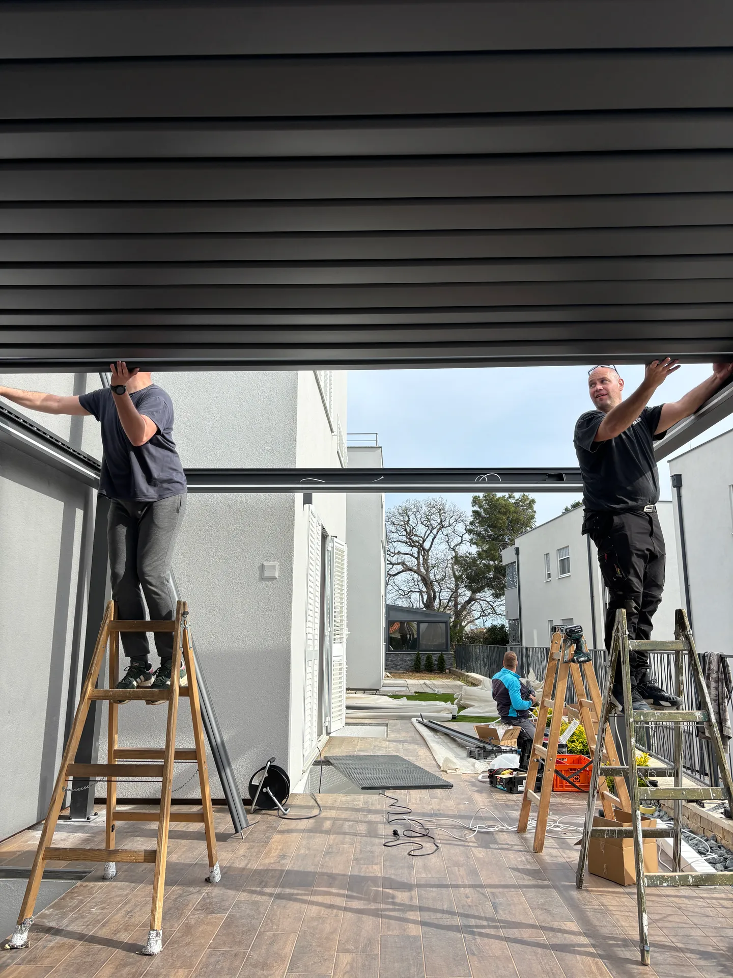PergoMaxx aluminijska pergola — vanjska terasa s namještajem