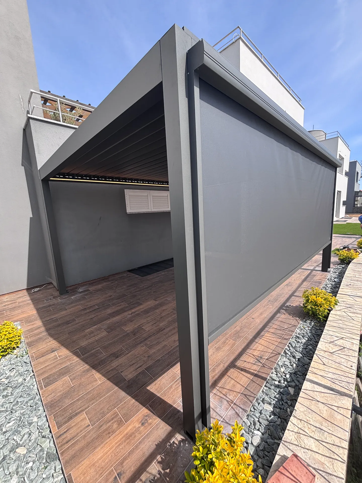 PergoMaxx pergola — detalj kuta konstrukcije i lamela