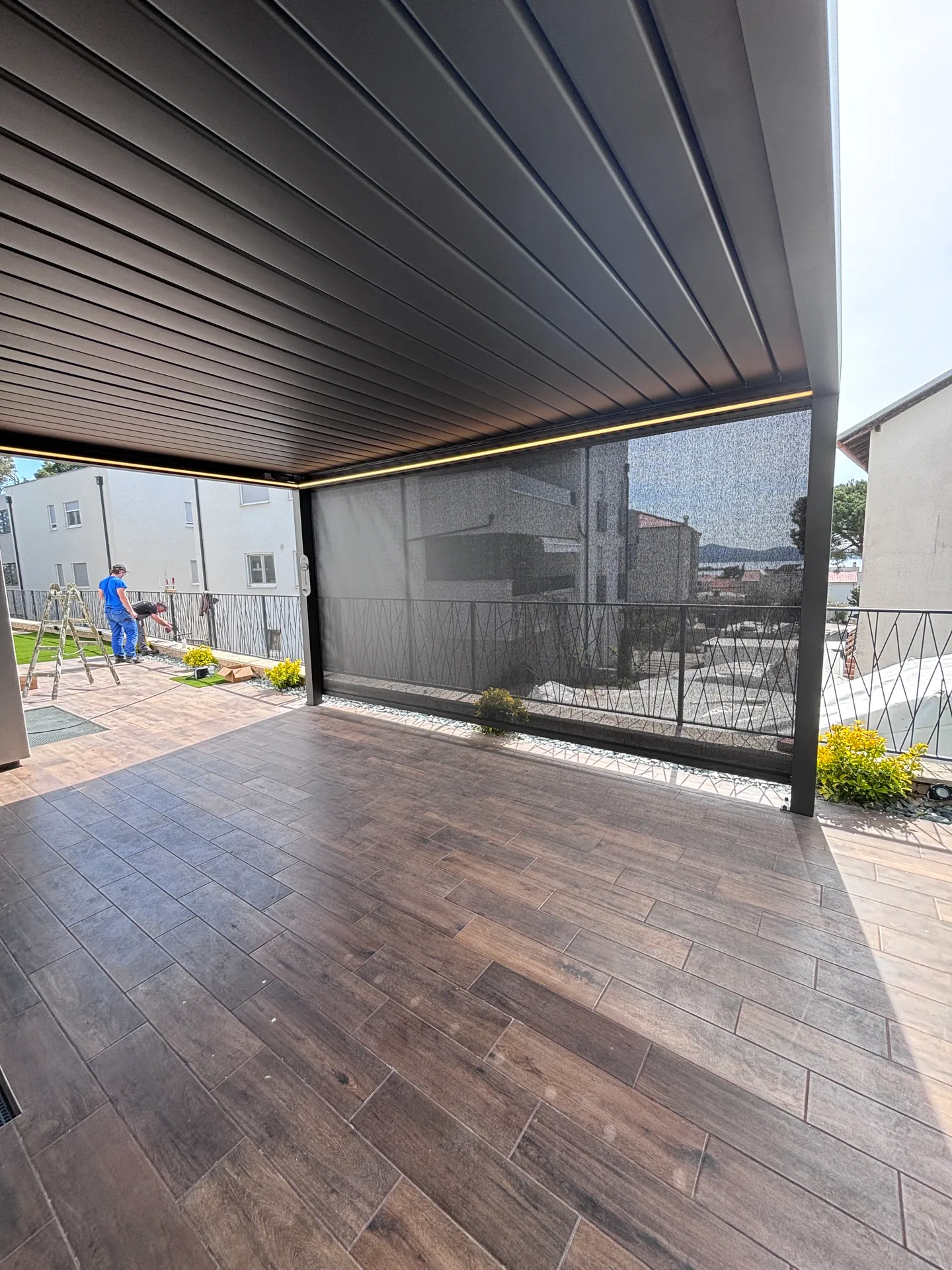 PergoMaxx Motion pergola — fotografirana tijekom instalacije