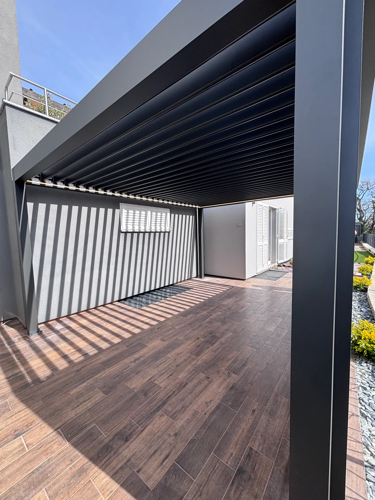 PergoMaxx pergola s otvorenim lamelama — prirodno svjetlo