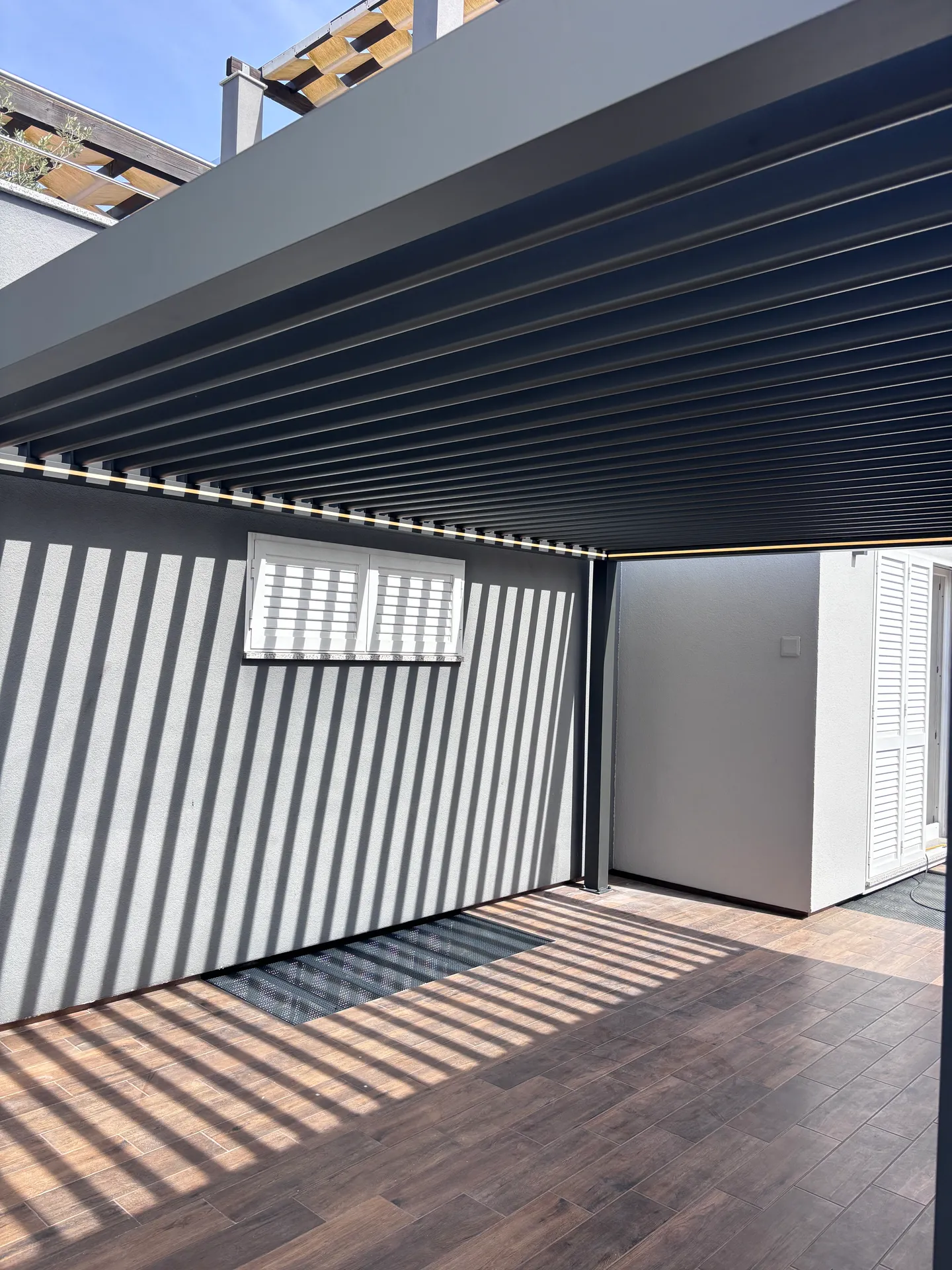 PergoMaxx aluminijska pergola — širi prikaz instalacije