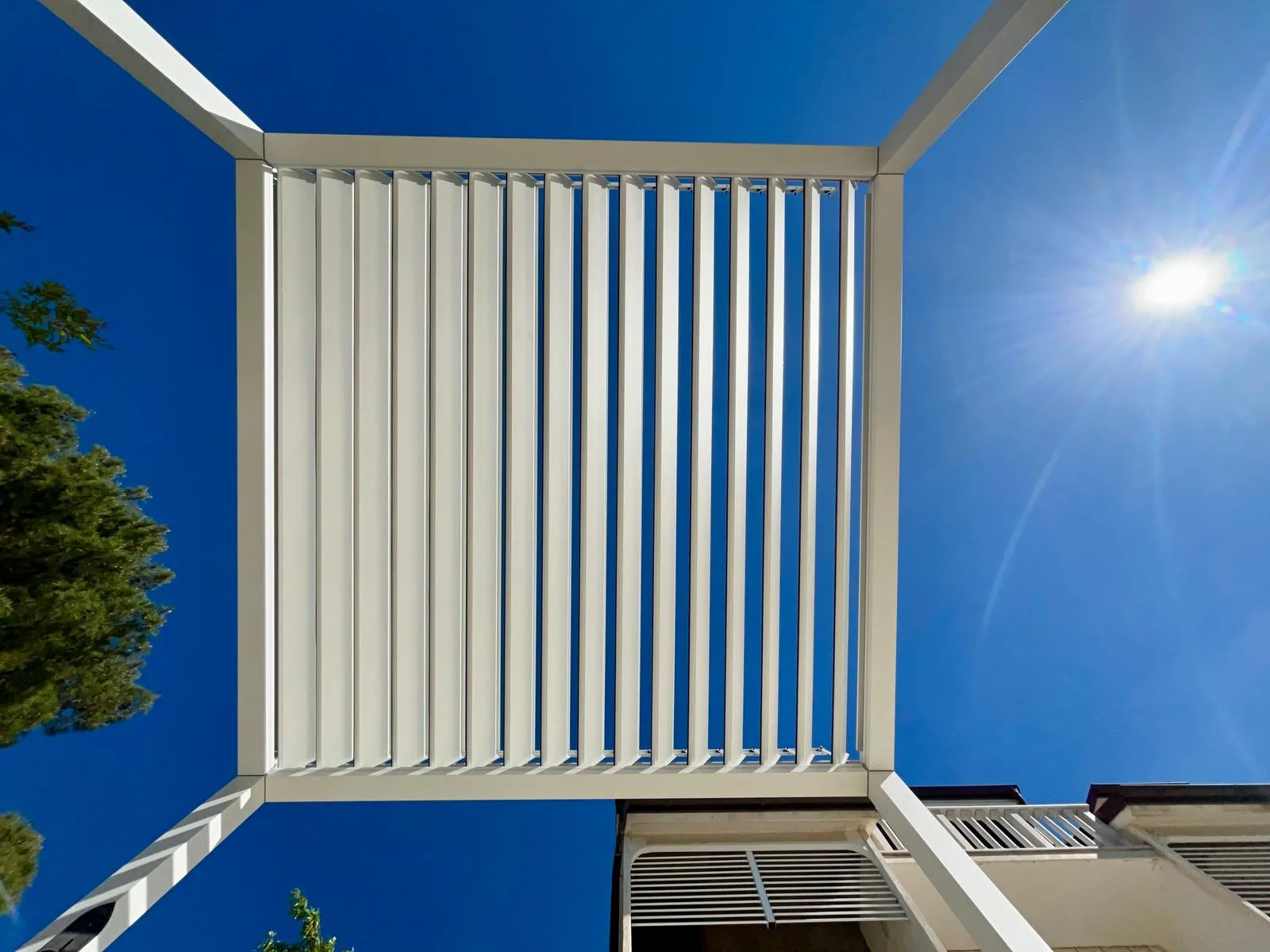 PergoMaxx pergola — donji pogled na vertikalne bočne lamele i vedro nebo