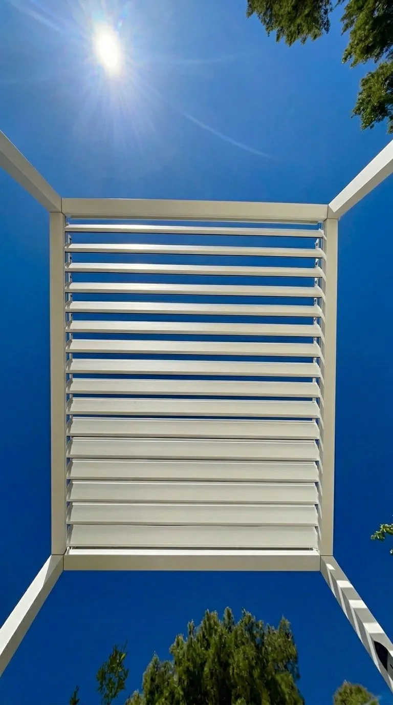 PergoMaxx pergola — vertikalni pogled na zatvorene lamele i sunce